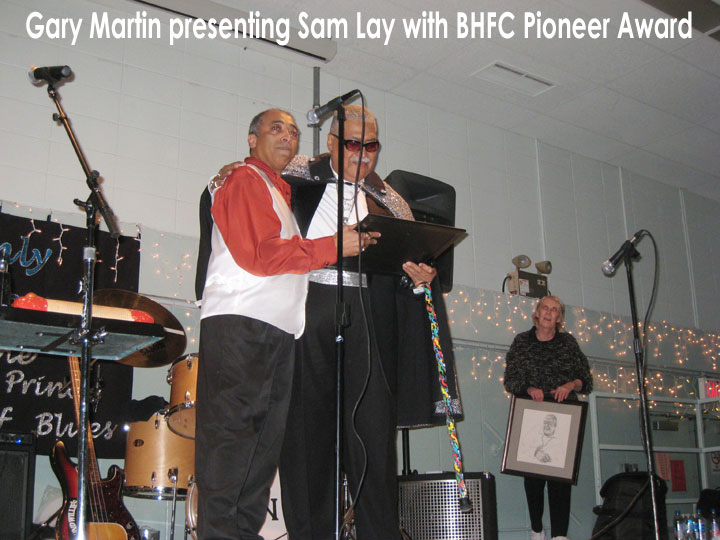 Gary Martin presenting the Pioneer Award to Sam Lay
